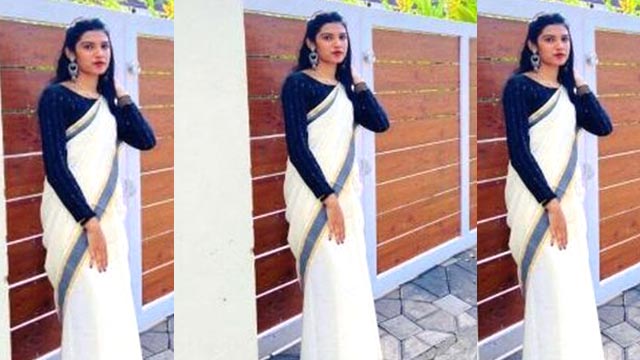 Horny Tamil Girl Showing Bathing Full Nude Masturbating